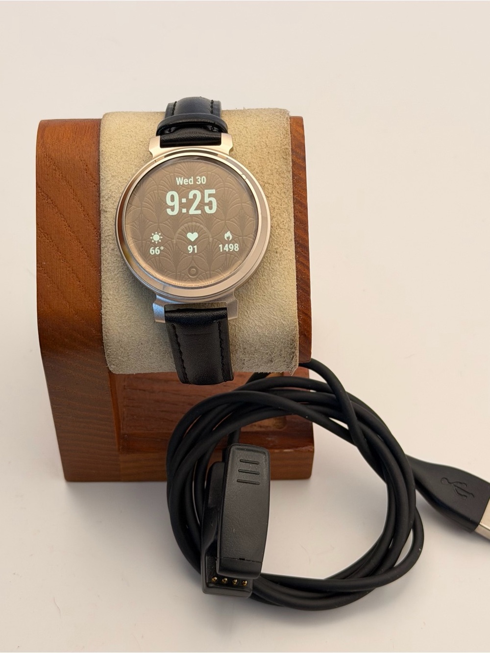 Garmin Lily 2 Classic, Leather Band, Gold & Black, very good, Charger included